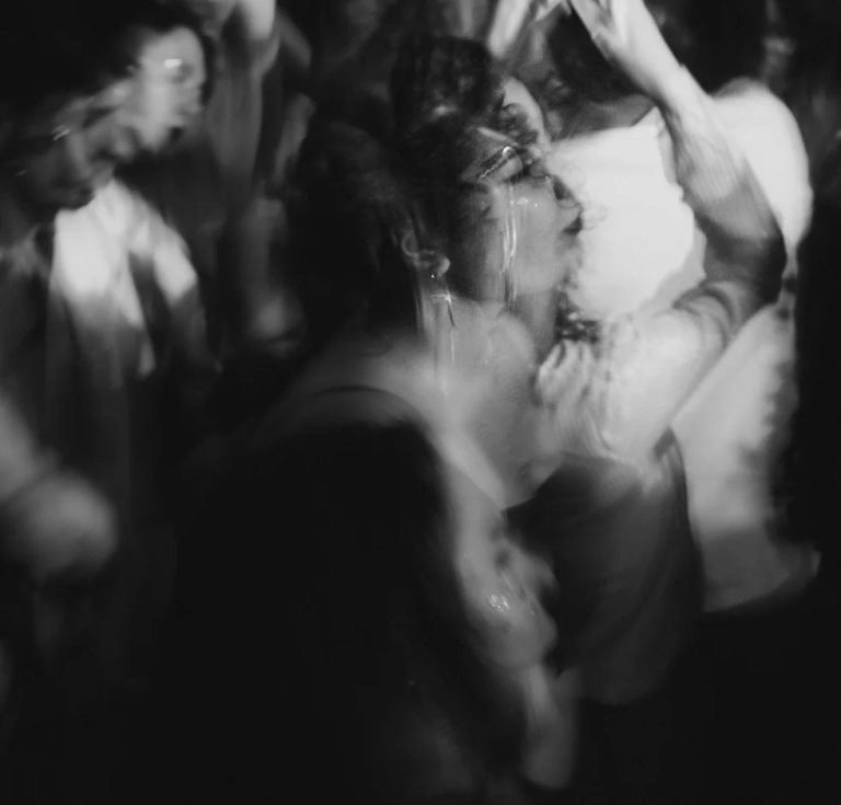 dansar i en festlokal i Västerås